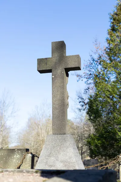 Finlandiya 'da, taş haçla işaretlenmiş ıssız bir mezarlığın bulunduğu huzurlu bir Lüterik mezarlığı. Çevre sakin ve sakin, saygılı bir atmosferi yansıtıyor.