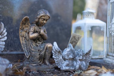 Finlandiya 'da, taş bir melek tarafından işaretlenmiş yalnız bir mezarlığın bulunduğu huzurlu bir Lüterik mezarlık. Çevre sakin ve sakin, saygılı bir atmosferi yansıtıyor.