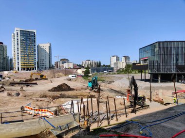 Espoo, Finlandiya - 4 Haziran 2025: Espoo, Finlandiya 'da Meritie inşaatı, Finnoo metro istasyonu. Kazıcılar yolu kazıyor. Bölge inşaat bariyerleriyle kapatıldı.