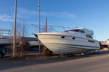 Kış için denizden uzak bir tekne, Finlandiya, Suomenoja 'da kış için bir depo, kışlama, kuzey bölgesinde kısa sezon, soğuk hava.
