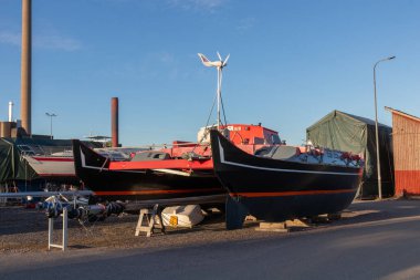 Yelkenliler kış için denizden uzak tutulur, Finlandiya, Suomenoja 'daki yelkenliler için kış depoları açılır, kışın kuzeyde kısa mevsim, soğuk hava koşulları sağlanır.