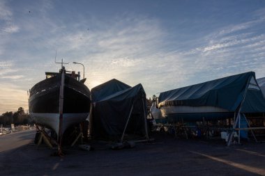 Yelkenliler kış için denizden uzak tutulur, Finlandiya, Suomenoja 'daki yelkenliler için kış depoları açılır, kışın kuzeyde kısa mevsim, soğuk hava koşulları sağlanır.