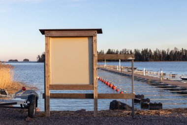 İlkbaharda deniz marinasında bilgi standı, sakin bir marina limanındaki boş rıhtımlar, Finlandiya 'da yelkencilik ve feribot sezonuna başlamak, Suomenoja