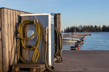 Boş teknelerin atığı için atık arıtma. Foseptik, atık depolama istasyonu, siyah su tankı, deniz tankının boşaltılması Finlandiya 'daki liman tesisi, Baltık denizi suyu temiz tutmak için