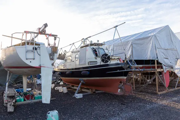 Espoo, Finlandiya, 23 Mart 2025, baharda deniz marinası, Finlandiya, Suomenoja 'da kışı tekne iskelesinde geçirmiş..