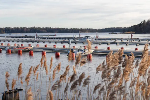 Baharda deniz marinası, sakin bir denizde parmak rıhtımı, boş marina limanı, Finlandiya 'da yelken mevsimi, Suomenoja, liman tesisleri elektrik, su