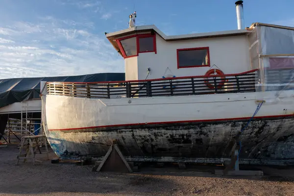 Kış için denizden uzak bir tekne, Finlandiya, Suomenoja 'da kış için bir depo, kışlama, kuzey bölgesinde kısa sezon, soğuk hava.