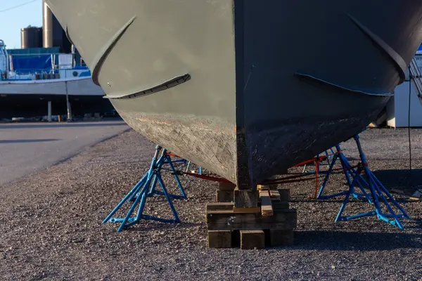 Kış için denizde depolanan tekne, Finlandiya, Suomenoja 'da bulunan yelkenli için kış deposu, kışın kuzeyde kısa mevsim, soğuk koşullar