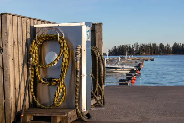 Boş teknelerin atığı için atık arıtma. Foseptik, atık depolama istasyonu, siyah su tankı, deniz tankının boşaltılması Finlandiya 'daki liman tesisi, Baltık denizi suyu temiz tutmak için