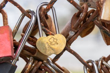 Paris, Fransa - 28 Şubat 2025: Metal korkuluklara bağlı renkli aşk kilitlerinin yakın çekim görüntüsü. Paris 'in Kutsal Yüreği Bazilikası' nın terasında Sacre-Coeur