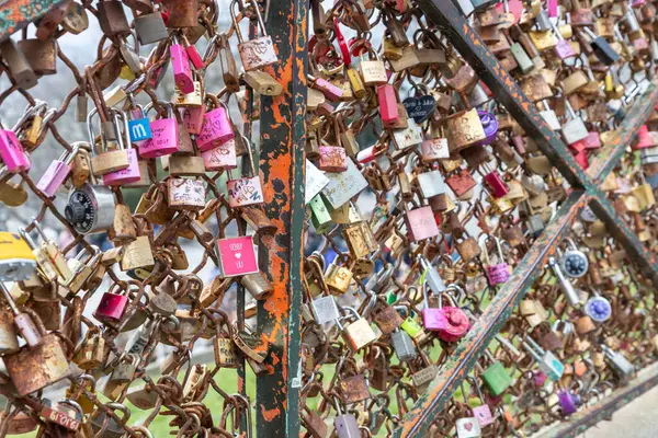 Paris, Fransa - 28 Şubat 2025: Metal korkuluklara bağlı renkli aşk kilitlerinin yakın çekim görüntüsü. Paris 'in Kutsal Yüreği Bazilikası' nın terasında Sacre-Coeur