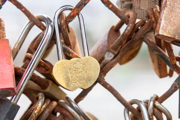 Paris, Fransa - 28 Şubat 2025: Metal korkuluklara bağlı renkli aşk kilitlerinin yakın çekim görüntüsü. Paris 'in Kutsal Yüreği Bazilikası' nın terasında Sacre-Coeur