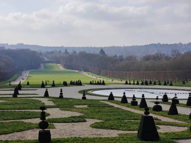 Paris, Fransa - 1 Mart 2025: Paris yakınlarındaki geniş yeşil bir park olan Sceaux Bölgesi Parkı 'nda manikürlü çimenler, ağaçlı sokaklar, zarif çeşmeler ve huzurlu göletler yer almaktadır.