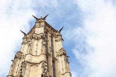 Paris, Fransa - 22 Şubat 2025: Paris 'in merkezinde yer alan Gotik bir kule olan The Tour Saint-Jacques, karmaşık taş oymalar ve süslü detaylarla ayakta duruyor.