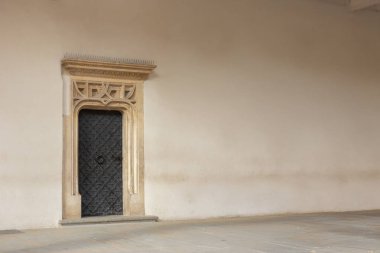 Polonya 'nın Krakow kentindeki tarihi bir binada eski bir eve açılan kapı. Güzel mimarinin dokulu bir yüzeyi.