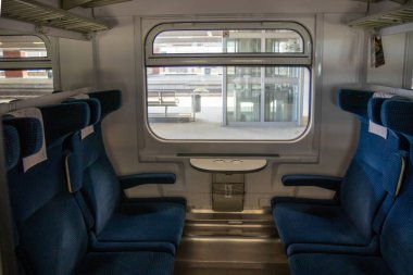 Polonya 'da ikinci sınıf tren vagonu, uygun fiyatlı ve rahat seyahat imkanı sunuyor. Sade ve temiz bir iç mekan. Ülkeyi demiryolu ile gezen yolcular için.