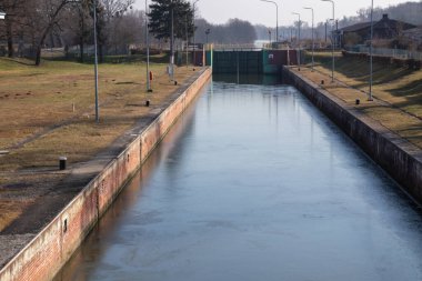 Wroclaw, Polonya - 13 Şubat 2025: Ryczyn Footbridge, locks, weirs, sluice gates, Second Oder River Regülasyon Sistemi, Water Management Tesisleri, tufan riski, su seviyesi düzenlemeleri