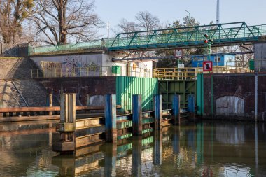 Wroclaw, Polonya - 13 Şubat 2025: Ryczyn Footbridge, locks, weirs, sluice gates, Second Oder River Regülasyon Sistemi, Water Management Tesisleri, tufan riski, su seviyesi düzenlemeleri