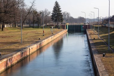 Wroclaw, Polonya - 13 Şubat 2025: Ryczyn Footbridge, locks, weirs, sluice gates, Second Oder River Regülasyon Sistemi, Water Management Tesisleri, tufan riski, su seviyesi düzenlemeleri