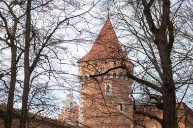 Krakow, Polonya - 9 Şubat 2025: Eski binaların, sokakların, zengin Avrupa kültür mirasının ve Krakov 'un tarihi kentinin cazibesindeki güzel, ilkbahara benzer bir günün görüntüsü