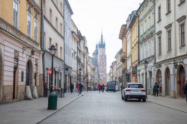 Krakow, Polonya - 9 Şubat 2025: Eski binaların, sokakların, zengin Avrupa kültür mirasının ve Krakov 'un tarihi kentinin cazibesindeki güzel, ilkbahara benzer bir günün görüntüsü