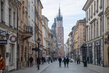 Krakow, Polonya - 9 Şubat 2025: Eski binaların, sokakların, zengin Avrupa kültür mirasının ve Krakov 'un tarihi kentinin cazibesindeki güzel, ilkbahara benzer bir günün görüntüsü