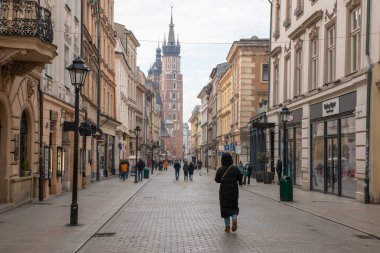 Krakow, Polonya - 9 Şubat 2025: Eski binaların, sokakların, zengin Avrupa kültür mirasının ve Krakov 'un tarihi kentinin cazibesindeki güzel, ilkbahara benzer bir günün görüntüsü