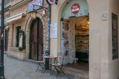 Krakow, Polonya - 9 Şubat 2025: Eski binaların, sokakların, zengin Avrupa kültür mirasının ve Krakov 'un tarihi kentinin cazibesindeki güzel, ilkbahara benzer bir günün görüntüsü