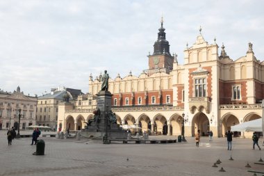 Krakow, Polonya - 9 Şubat 2025: Eski binaların, sokakların, zengin Avrupa kültür mirasının ve Krakov 'un tarihi kentinin cazibesindeki güzel, ilkbahara benzer bir günün görüntüsü