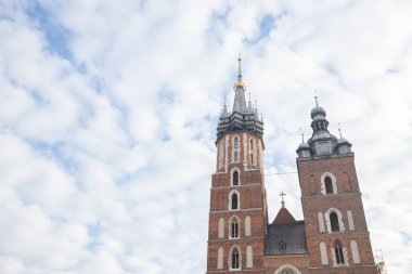 Krakow, Polonya - 9 Şubat 2025: Eski binaların, sokakların, zengin Avrupa kültür mirasının ve Krakov 'un tarihi kentinin cazibesindeki güzel, ilkbahara benzer bir günün görüntüsü