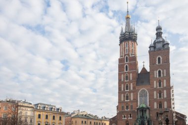 Krakow, Polonya - 9 Şubat 2025: Eski binaların, sokakların, zengin Avrupa kültür mirasının ve Krakov 'un tarihi kentinin cazibesindeki güzel, ilkbahara benzer bir günün görüntüsü