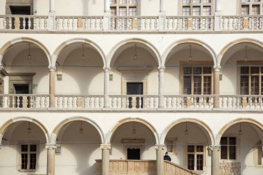 Krakow, Polonya - 9 Şubat 2025: Eski binaların, sokakların, zengin Avrupa kültür mirasının ve Krakov 'un tarihi kentinin cazibesindeki güzel, ilkbahara benzer bir günün görüntüsü