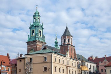 Krakow, Polonya - 9 Şubat 2025: Eski binaların, sokakların, zengin Avrupa kültür mirasının ve Krakov 'un tarihi kentinin cazibesindeki güzel, ilkbahara benzer bir günün görüntüsü