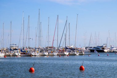 Hanko, Finlandiya - 20 Temmuz 2025: Açık bir günde limana demirlemiş yelkenli ve yatlarla Hanko limanının güzel manzarası, canlı ve canlı bir deniz atmosferi sergiliyor.