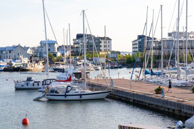 Hanko, Finlandiya - 20 Temmuz 2025: Açık bir günde limana demirlemiş yelkenli ve yatlarla Hanko limanının güzel manzarası, canlı ve canlı bir deniz atmosferi sergiliyor.
