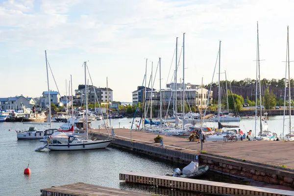 Hanko, Finlandiya - 20 Temmuz 2025: Açık bir günde limana demirlemiş yelkenli ve yatlarla Hanko limanının güzel manzarası, canlı ve canlı bir deniz atmosferi sergiliyor.