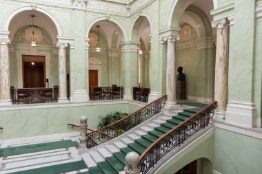 Stockholm, İsveç - 10 Temmuz 2025: İsveç Parlamentosu (Riksdagshuset) fuayesi, zarif mimari ayrıntılar, büyük merdivenler, temiz hatlar ve doğal ışık içeren