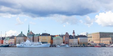 Stockholm, İsveç - 10 Temmuz 2025: Kraliyet Sarayı 'nın avlusunda sergilenen tarihi toplar, İsveç askeri mirasını ve kraliyet sarayının kale benzeri karakterini yansıtıyor.