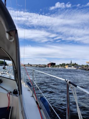 Stockholm, İsveç 'teki Old Town Gamla Stan manzarası. Renkli tarihi binalar, dar sokaklar, yelkenli teknesinden geleneksel İskandinav mimarisi.