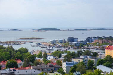 Hanko misafir limanı, Finlandiya 'da yazın, yat ve yelkenli tekneleri, canlı sahil cazibesi ve Baltık sahili atmosferiyle kenetlenmiş.