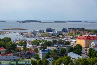 Hanko misafir limanı, Finlandiya 'da yazın, yat ve yelkenli tekneleri, canlı sahil cazibesi ve Baltık sahili atmosferiyle kenetlenmiş.