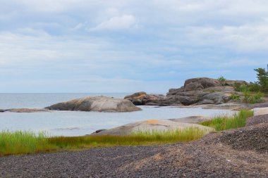 Çimen, deniz ve granit kayaları olan Fin takımadalarından huzurlu bir sahil manzarası. Kırılgan ada ekosistemlerini korumak ve doğal mirası korumak. Jussaro, 2025