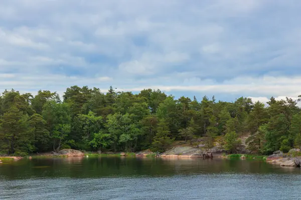 Fin takımadalarından, çam ağaçları, deniz ve granit kayaları olan huzurlu bir sahil manzarası. Kırılgan ada ekosistemlerini korumak ve doğal mirası korumak. Jussaro, 2025