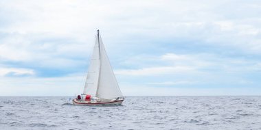 Genoa baş yatı ve ana yelken ile Finlandiya Körfezi 'nde rüzgara karşı denizde süzülür. Huzurlu bir deniz manzarası, gezinti, tatil eğlencesi, yelkenli yarışı ruhu.