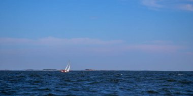 Genoa baş yatı ve ana yelken ile Finlandiya Körfezi 'nde rüzgara karşı denizde süzülür. Huzurlu bir deniz manzarası, gezinti, tatil eğlencesi, yelkenli yarışı ruhu.