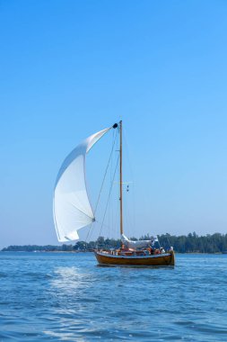 Tahta yat açık denizdeki dalgalarda yüzüyor. Yelkenli deniz manzarası. Yelkenli yelkenli yelkenli altında yelken açan yat. Yarışa katılıyor. Romantik yat gezisi afişi
