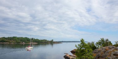Motoru ile sakin denizde yüzen teknenin sakin deniz manzarası, Finlandiya Körfezi, Baltık Denizi, İsveç, yaz tatili...