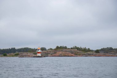 Sahil kayalıklarındaki deniz kanalı işareti, kanalın kenarını gösteriyor. Baltık Denizi 'nde kıyı seyrüsefer yardımı, güvenliği, deniz rehberliğini ve kayalık kıyı şeridini vurguluyor