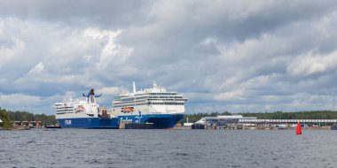 İsveç, Stockholm - 7 Temmuz 2025 Tallink ve Finncanopus yolcu feribotları İsveç limanına yanaştı. Baltık Denizi deniz taşımacılığı, uluslararası seyahat ve nakliye endüstrisi