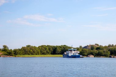 Finlandiya, Borsto - 17 Temmuz 2025: Baltık Denizi 'nde feribot, Pida Meri Siistina (Denizi Temiz Tutmak) sloganı taşımaktadır.
